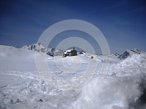 piccola chiesa tra le nevi in alta montagna photo