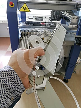 Pick and place feeder for automatic electronic components assembly