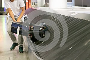 pick up baggage from luggage carousel at airport