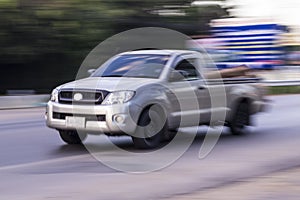 Pick-up Speeding in road