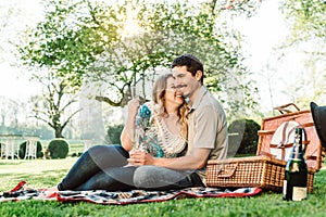 Picnic by couple that are enjoying a glas of Sparkling