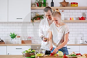 Una foto de hermoso hombre a una mujer cocinando verduras en La cocina 