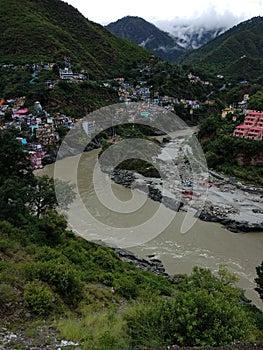 picture of bhagirathi flowing at bank of devparyag