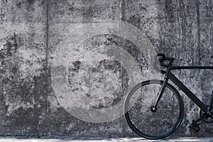 Picture of a bicycle in front of big concrete wall