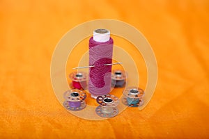 Picture of many bobbin, thread and needle