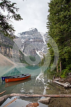 A picture of Moraine lake and ten peaks with boats.