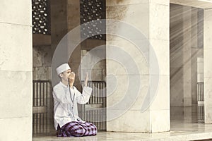 Religioso hombre ora sobre el Alá 