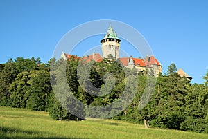 Obrázek zámku Smolenice během léta