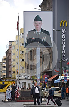 Picture of US soldier at the former East-West Berlin border