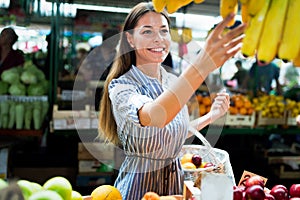 Picture of woman at marketplace buying fruits