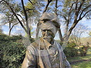 Closeup view of a portion of the bronze Mark Twain II sculpture by Gary Lee Price at the Dallas Arboretum in 2023.