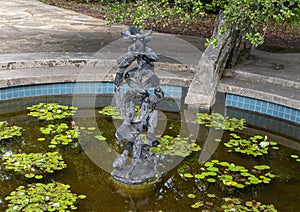 Springstone sculpture titled Fish Shoal by Shepherd Deve in the Fort Worth Botanic Garden.