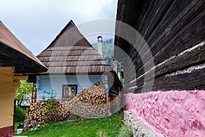Malebné farebné historické domčeky. Farebné staré drevenice vo Vlkolínci.