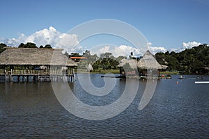 Pintoresco a exótico laguna limpiar Agua de madera casa a cubierto de paja techo pobre casas Amazonas 