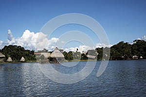 Pintoresco a exótico laguna limpiar agua 