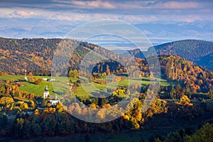 Malebná krajina s kopcami s farebnými stromami. Kremnické vrchy, Slovensko.