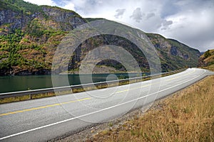 Carreteras montana verano viajar vacío carretera naturaleza asfalto verde forma Noruega hermoso países ruta 