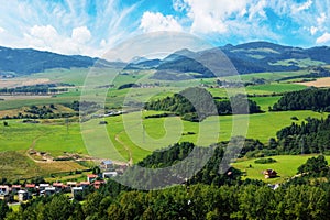 Malebná vidiecka krajina a scenéria poľnohospodárskej krajiny na slovensku