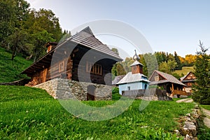Malebná scenéria starých vidieckych domov v horskom prostredí. Obec Drabsko, Slovensko