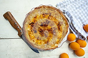 Pie with apricots and almonds