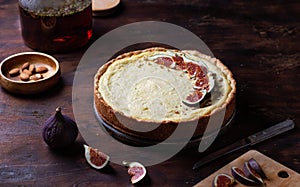 Pie garnished with sliced â€‹â€‹figs