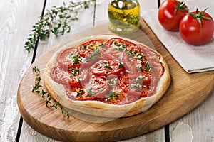 Pie with tomato tart