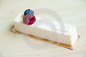 Piece of cake on wood background : Gateaux Au