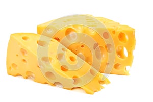 Ein stück aus Käse isoliert auf weißem hintergrund 