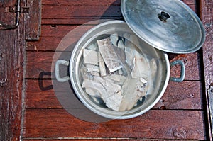 Pieces of codfish put nel'acqua ready to be cooked