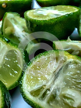 Pieces of orange as a degreasing and deodorizing dishes