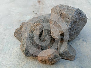 The pieces of stone that have been split in large and small sahapes