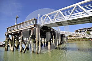 Pier and aluminium alloy bridges