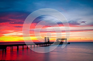 Muelle a vistoso Océano atardecer 