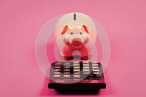 Piggy bank money savings. Investing gain profit. Pay taxes. Calculate taxes. Piggy bank pig and calculator. Taxes and