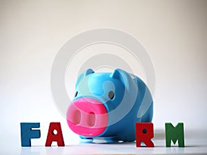 Piggy and Wood letter in word Farm