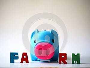 Piggy and Wood letter in word Farm