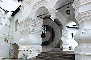 Pilasters, cornices and capitals - Architectural elements and structural details decorating the arched openings of the entrance to