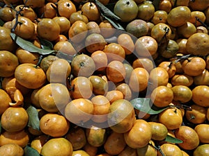 pile of fresh shantang oranges in the market