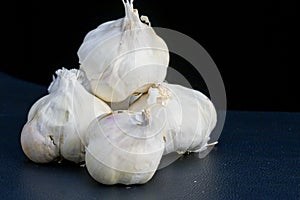 Pile of garlic clusters photo