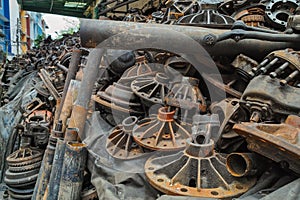 Pile of a lot of used old engine parts#1