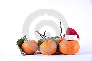 De mandarinas uno en un sombrero aislado sobre fondo blanco. 