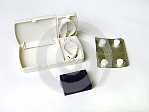 Pill cutter and white tablets