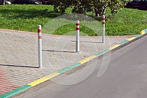 Pillars blocking the entry of vehicles into pedest