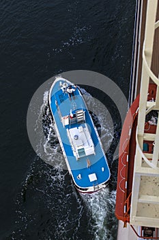 Pilot boat heads away from cruise ship