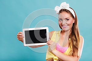 Pin up girl with tablet. Blank screen copyspace.