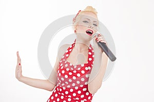 Pin-up sing star talking into a mic