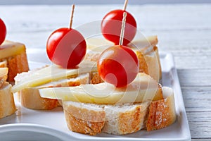 pinchos manchego cheese cherry tomatoes