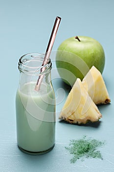 Pineapple-apple smoothie with spirulina