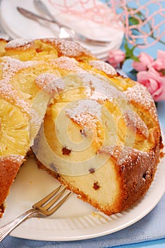 Pineapple cake with raisins