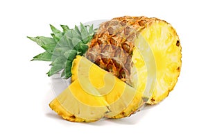 Ananas plátky izolované na bílém pozadí 